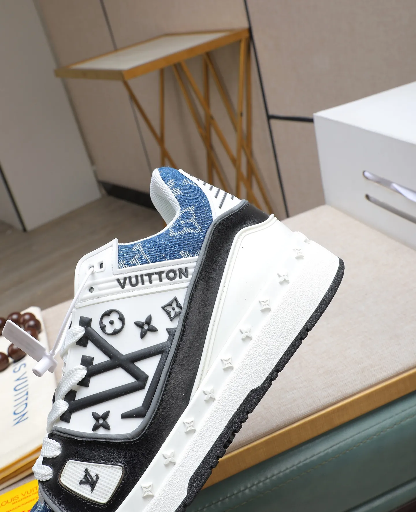 Men's men's shoes 💰640 LV are novel and fashionable, the uppers are made of imported cowhide, and they have a super trendy design! It’s eye-catching! The leather is soft, delicate, shiny and translucent, showing the ultimate hand-made craftsmanship, the tongue has the LV logo, and the mesh upper is soft, comfortable and breathable! Size: 38-44 (45 customized